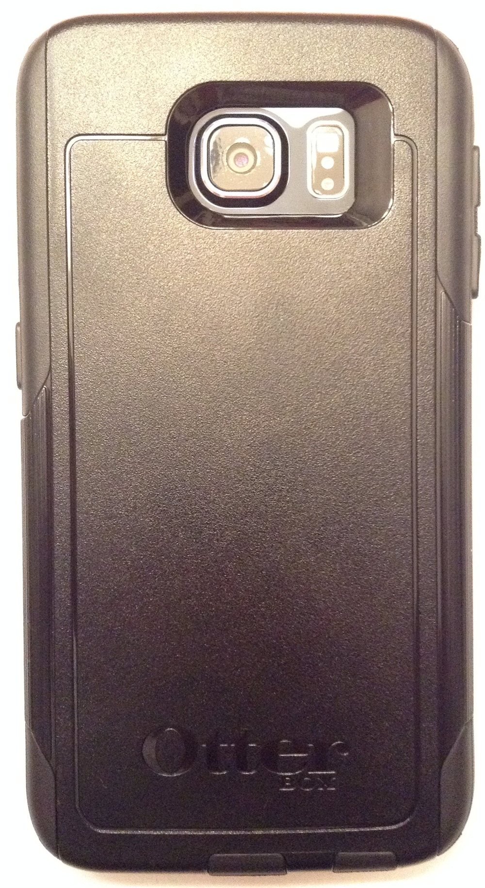 OtterBox Commuter 双层混合结构壳：镜头模组四周有一圈凸起边框，侧面按键是独立按键